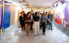Ministra e Janja visitam exposição que celebra a trajetória de mulheres importantes na saúde