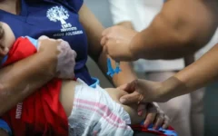 Bebês de 1 ano terão reforço contra meningite com vacina mais completa